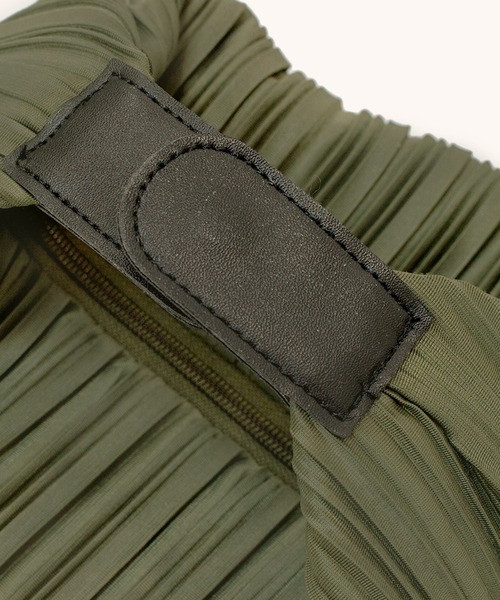 BLUEORB（ブルーオーブ）の「Cocoon bag ハンドバッグ プリーツバッグ（ハンドバッグ・レディース・ブラック/オリーブ/ベージュ・ONESIZE）」の8枚目の写真
