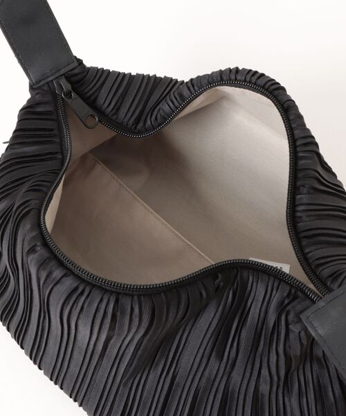 BLUEORB（ブルーオーブ）の「Cocoon bag ハンドバッグ プリーツバッグ（ハンドバッグ・レディース・ブラック/オリーブ/ベージュ・ONESIZE）」の17枚目の写真