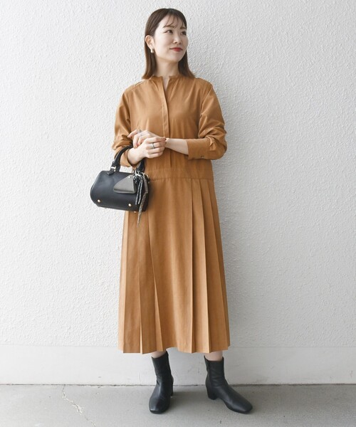 SHIPS any(シップス エニィ)の「SHIPS any:〈洗濯機可能〉ピーチスキン サイド プリーツ バンドカラー シャツ ワンピース(ワンピース・レディース・キャメル/ネイビー/ブラウン・ONE SIZE)」の4枚目の写真