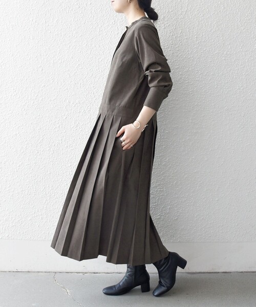 SHIPS any(シップス エニィ)の「SHIPS any:〈洗濯機可能〉ピーチスキン サイド プリーツ バンドカラー シャツ ワンピース(ワンピース・レディース・キャメル/ネイビー/ブラウン・ONE SIZE)」の16枚目の写真