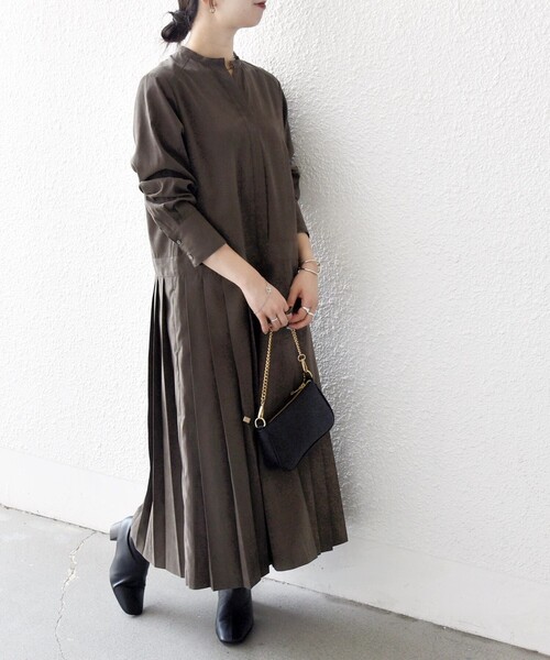 SHIPS any(シップス エニィ)の「SHIPS any:〈洗濯機可能〉ピーチスキン サイド プリーツ バンドカラー シャツ ワンピース(ワンピース・レディース・キャメル/ネイビー/ブラウン・ONE SIZE)」の17枚目の写真