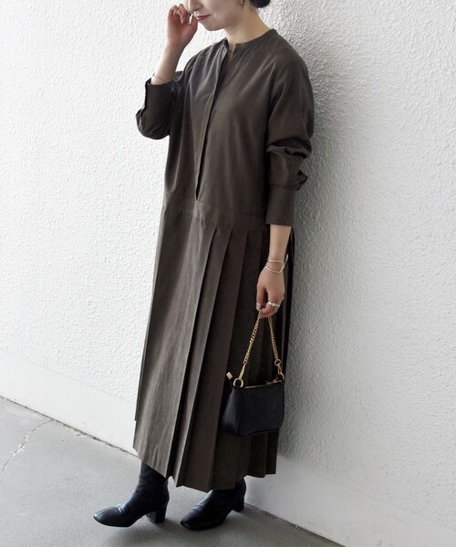 SHIPS any(シップス エニィ)の「SHIPS any:〈洗濯機可能〉ピーチスキン サイド プリーツ バンドカラー シャツ ワンピース(ワンピース・レディース・キャメル/ネイビー/ブラウン・ONE SIZE)」の18枚目の写真