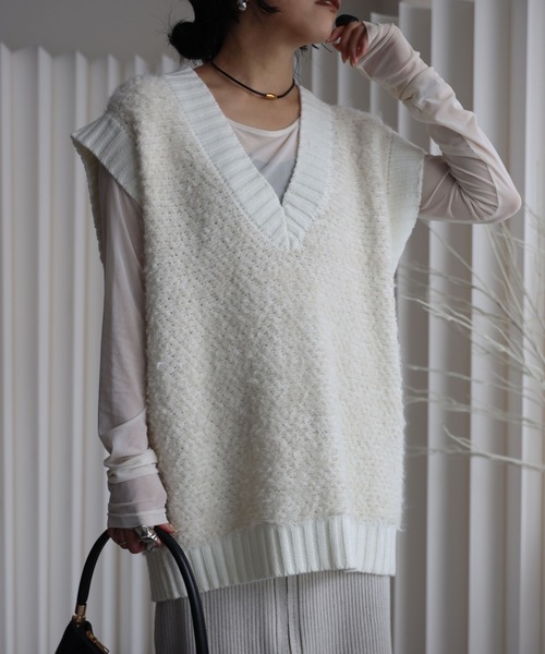 YENNA（イェンナ）の「【プードルニットオーバーベスト】Vネックニットベスト/ファーニットベスト（ベスト・レディース・アイボリー/グレイッシュベージュ/チャコールグレー・FREE）」の2枚目の写真