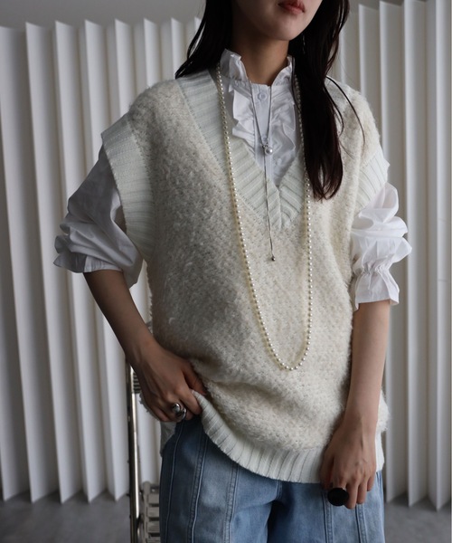 YENNA（イェンナ）の「【プードルニットオーバーベスト】Vネックニットベスト/ファーニットベスト（ベスト・レディース・アイボリー/グレイッシュベージュ/チャコールグレー・FREE）」の4枚目の写真