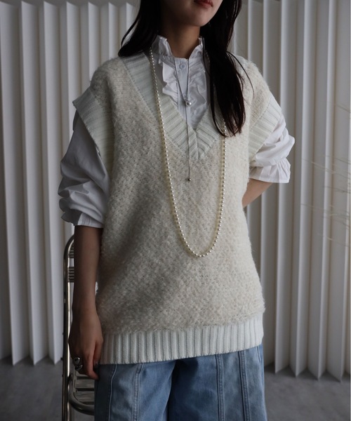 YENNA（イェンナ）の「【プードルニットオーバーベスト】Vネックニットベスト/ファーニットベスト（ベスト・レディース・アイボリー/グレイッシュベージュ/チャコールグレー・FREE）」の6枚目の写真