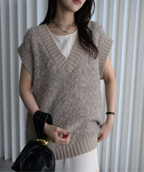 YENNA（イェンナ）の「【プードルニットオーバーベスト】Vネックニットベスト/ファーニットベスト（ベスト・レディース・アイボリー/グレイッシュベージュ/チャコールグレー・FREE）」の11枚目の写真