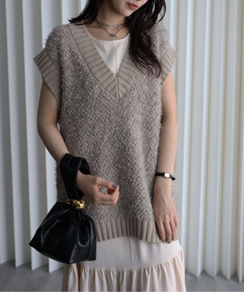 YENNA（イェンナ）の「【プードルニットオーバーベスト】Vネックニットベスト/ファーニットベスト（ベスト・レディース・アイボリー/グレイッシュベージュ/チャコールグレー・FREE）」の9枚目の写真