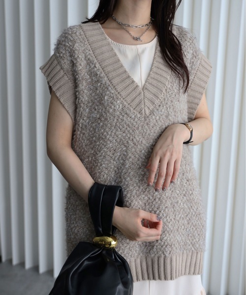 YENNA（イェンナ）の「【プードルニットオーバーベスト】Vネックニットベスト/ファーニットベスト（ベスト・レディース・アイボリー/グレイッシュベージュ/チャコールグレー・FREE）」の13枚目の写真