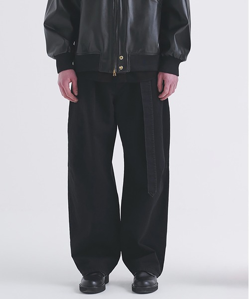 CULLNI(クルニ)の「Cargo Extra Wide Denim Pants with Long Belt(デニムパンツ・メンズ・ブラック/ネイビー/ブルー・2/1/0)」の1枚目の写真