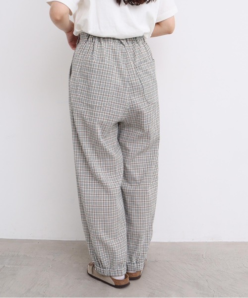 l'atelier du savon(アトリエドサボン)の「やさしいチェック 裾しぼりパンツ(その他パンツ・レディース・ベージュ・FREE)」の5枚目の写真