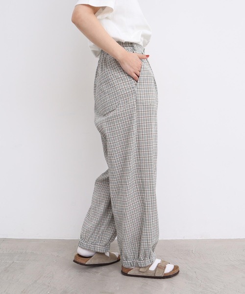 l'atelier du savon(アトリエドサボン)の「やさしいチェック 裾しぼりパンツ(その他パンツ・レディース・ベージュ・FREE)」の4枚目の写真