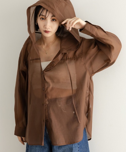 LOWRYS FARM（ローリーズファーム）の「シアーフードシャツ  580082（シャツ/ブラウス・レディース・ブラウン/オフホワイト/ブルー・FREE）」の2枚目の写真