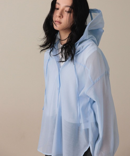 LOWRYS FARM（ローリーズファーム）の「シアーフードシャツ  580082（シャツ/ブラウス・レディース・ブラウン/オフホワイト/ブルー・FREE）」の3枚目の写真