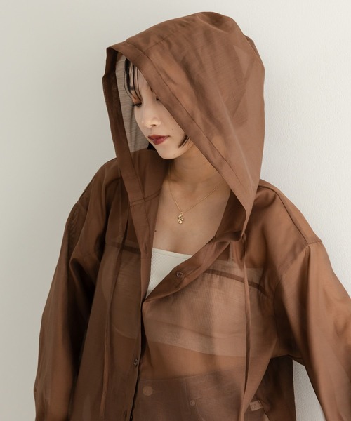 LOWRYS FARM（ローリーズファーム）の「シアーフードシャツ  580082（シャツ/ブラウス・レディース・ブラウン/オフホワイト/ブルー・FREE）」の19枚目の写真