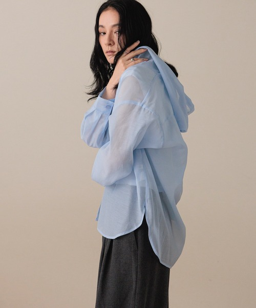 LOWRYS FARM（ローリーズファーム）の「シアーフードシャツ  580082（シャツ/ブラウス・レディース・ブラウン/オフホワイト/ブルー・FREE）」の5枚目の写真