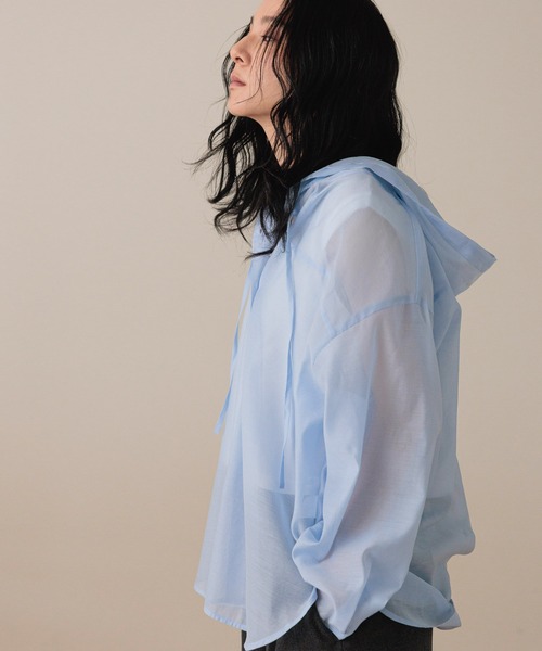 LOWRYS FARM（ローリーズファーム）の「シアーフードシャツ  580082（シャツ/ブラウス・レディース・ブラウン/オフホワイト/ブルー・FREE）」の6枚目の写真