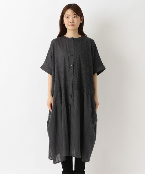 one'sterrace(ワンズテラス)の「総刺繍 切替2WAYワイドフレアワンピース(ワンピース・レディース・ブラック系8/アイボリー系8/ネイビー系5/イエロー系8・02)」の5枚目の写真