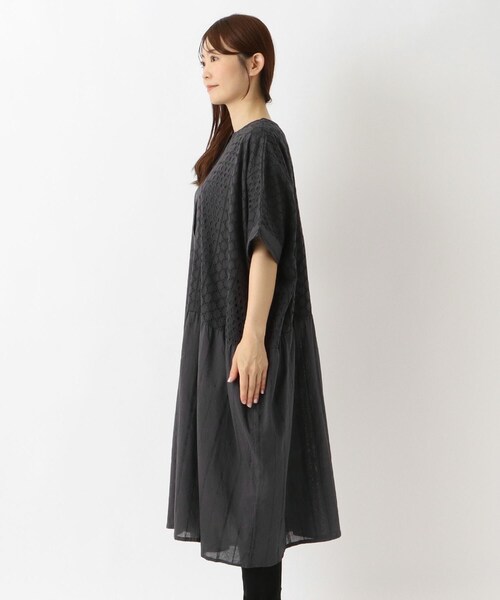 one'sterrace(ワンズテラス)の「総刺繍 切替2WAYワイドフレアワンピース(ワンピース・レディース・ブラック系8/アイボリー系8/ネイビー系5/イエロー系8・02)」の6枚目の写真