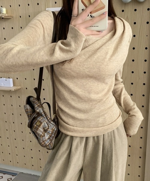 gossip!ロサンゼルス(ゴシップロサンゼルス)の「【Y2Kガーリー】アシンメトリーショルダーニットTシャツ(ニット/セーター・レディース・ブルー/ベージュ/オフホワイト・FREE)」の21枚目の写真
