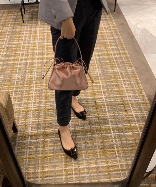 AMELY(エミリー)の「サテン調 巾着ショルダー(ショルダーバッグ・レディース・ブラック/ローズ系・フリー)」の5枚目の写真