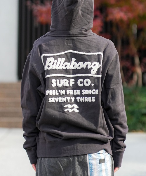 BILLABONG（ビラボン）の「BILLABONG メンズ SIGN パーカー 【OVER FIT】【2025年秋冬モデル】/ビラボンバックロゴ刺繍プルオーバーパーカー・フーディー（パーカー・メンズ・クリーム/ブラック系その他/グリーン・LARGE/X-LARGE/SMALL/MEDIUM）」の2枚目の写真