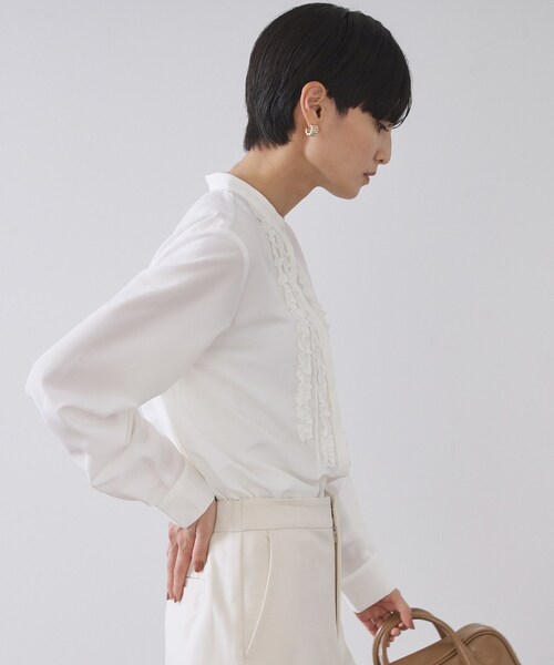 OPAQUE.CLIP(オペークドットクリップ)の「フロントフリルブラウス【洗濯機OK】(シャツ/ブラウス・レディース・ブルー/ブラック/ホワイト・38/40/42)」の4枚目の写真