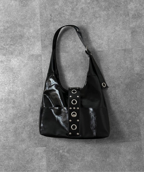 jiasecond.（ジアセカンド）の「【jiasecond.】メタルディテールワンショルダーバッグ / バッグ 鞄 BAG ショルダー A4 ベルト 斜め掛け 合皮 合成皮革 ブラック ZOZOTOWN限定（ショルダーバッグ・レディース・ブラック・FREE）」の2枚目の写真