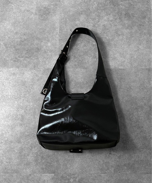 jiasecond.（ジアセカンド）の「【jiasecond.】メタルディテールワンショルダーバッグ / バッグ 鞄 BAG ショルダー A4 ベルト 斜め掛け 合皮 合成皮革 ブラック ZOZOTOWN限定（ショルダーバッグ・レディース・ブラック・FREE）」の3枚目の写真