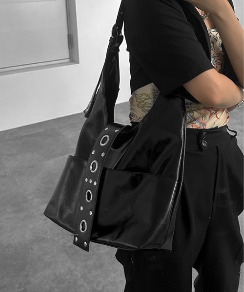 jiasecond.（ジアセカンド）の「【jiasecond.】メタルディテールワンショルダーバッグ / バッグ 鞄 BAG ショルダー A4 ベルト 斜め掛け 合皮 合成皮革 ブラック ZOZOTOWN限定（ショルダーバッグ・レディース・ブラック・FREE）」の11枚目の写真