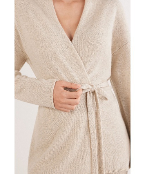 Intimissimi(インティミッシミ)の「CARDIGAN CON CINTURA 100% CASHMERE(カーディガン/ボレロ・レディース・ブラック/ホワイト/ライトベージュ/ヘザーグレー/ブルー・M/L/S/M)」の10枚目の写真