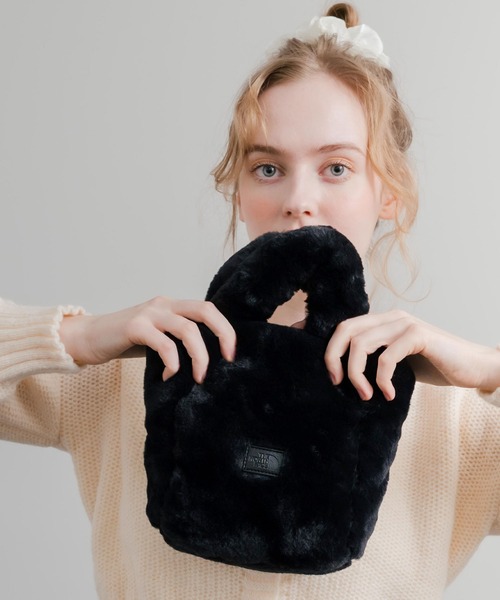 THE NORTH FACE(ザノースフェイス)の「日本未展開モデル THE NORTH FACE ザ・ノースフェイス WHITE LABEL ホワイトレーベル PLUMPY TOTE BAG MINI FUR/2WAYミニバッグ(ショルダーバッグ・レディース・ホワイト/ブラック・FREE)」の2枚目の写真