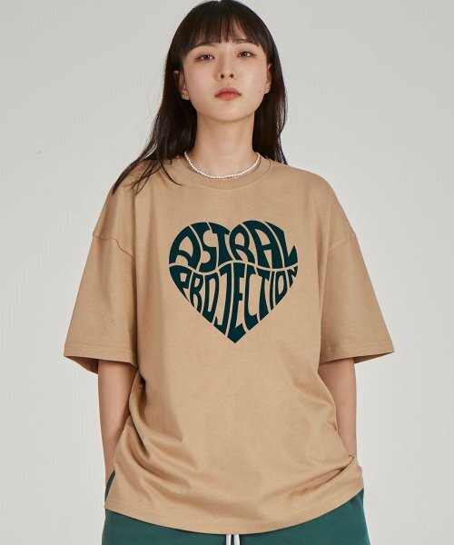 ASTRAL PROJECTION(アストラルプロジェクション)の「ビッグハートロゴラウンドネック15番手コットン半袖Tシャツ_ベージュ(Tシャツ/カットソー・レディース・その他・LARGE/MEDIUM/X-LARGE)」の1枚目の写真