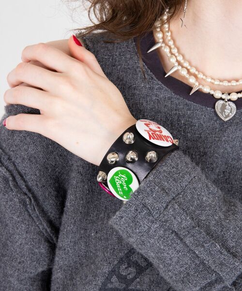 HYSTERIC GLAMOUR（ヒステリックグラマー）の「STUDS BADGES FEVER バングル（バングル/リストバンド・レディース・ブラック・FREE）」の4枚目の写真