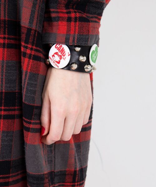 HYSTERIC GLAMOUR（ヒステリックグラマー）の「STUDS BADGES FEVER バングル（バングル/リストバンド・レディース・ブラック・FREE）」の5枚目の写真
