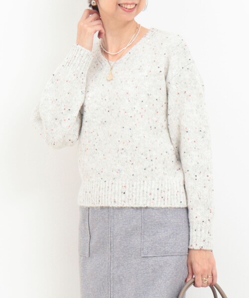 MICO COULIER（ミコクリエ）の「カラフルスパンコールVネックプルオーバー（ニット/セーター・レディース・グリーン系その他/ピンク系その他/グレー系その他・38）」の2枚目の写真