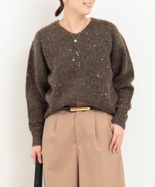 MICO COULIER（ミコクリエ）の「カラフルスパンコールVネックプルオーバー（ニット/セーター・レディース・グリーン系その他/ピンク系その他/グレー系その他・38）」の9枚目の写真