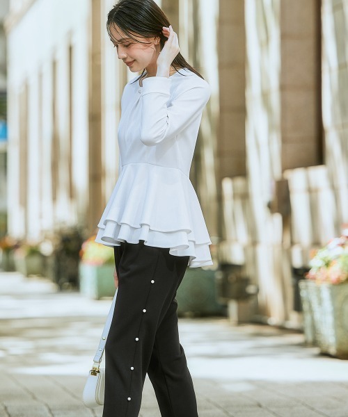 nissen（ニッセン）の「【入学式・卒業式】カットジョーゼットペプラムブラウス+パール調ボタンデザインテーパードパンツセットアップ＜大きいサイズ有＞（スーツセット・レディース・ブラック/ホワイト系その他/ネイビー・3L/LL/L/M/S）」の2枚目の写真