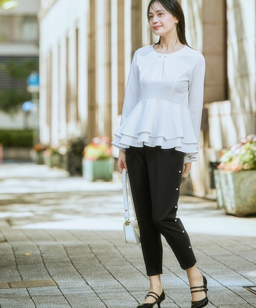 nissen（ニッセン）の「【入学式・卒業式】カットジョーゼットペプラムブラウス+パール調ボタンデザインテーパードパンツセットアップ＜大きいサイズ有＞（スーツセット・レディース・ブラック/ホワイト系その他/ネイビー・3L/LL/L/M/S）」の6枚目の写真