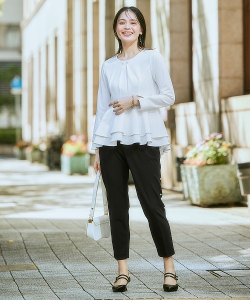 nissen（ニッセン）の「【入学式・卒業式】カットジョーゼットペプラムブラウス+パール調ボタンデザインテーパードパンツセットアップ＜大きいサイズ有＞（スーツセット・レディース・ブラック/ホワイト系その他/ネイビー・3L/LL/L/M/S）」の7枚目の写真