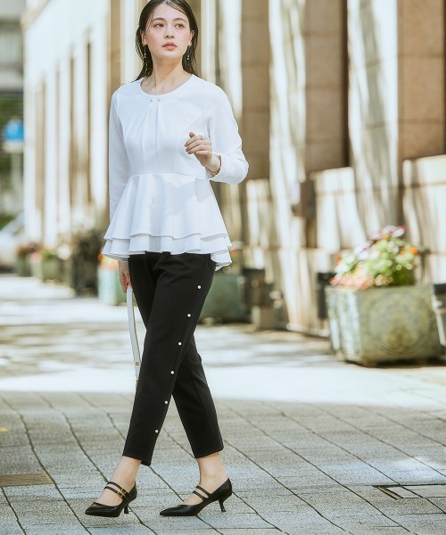 nissen（ニッセン）の「【入学式・卒業式】カットジョーゼットペプラムブラウス+パール調ボタンデザインテーパードパンツセットアップ＜大きいサイズ有＞（スーツセット・レディース・ブラック/ホワイト系その他/ネイビー・3L/LL/L/M/S）」の9枚目の写真