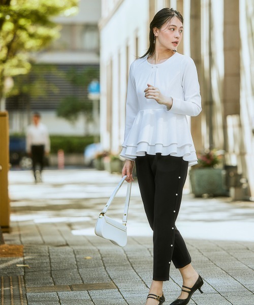 nissen（ニッセン）の「【入学式・卒業式】カットジョーゼットペプラムブラウス+パール調ボタンデザインテーパードパンツセットアップ＜大きいサイズ有＞（スーツセット・レディース・ブラック/ホワイト系その他/ネイビー・3L/LL/L/M/S）」の10枚目の写真