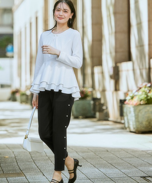 nissen（ニッセン）の「【入学式・卒業式】カットジョーゼットペプラムブラウス+パール調ボタンデザインテーパードパンツセットアップ＜大きいサイズ有＞（スーツセット・レディース・ブラック/ホワイト系その他/ネイビー・3L/LL/L/M/S）」の16枚目の写真