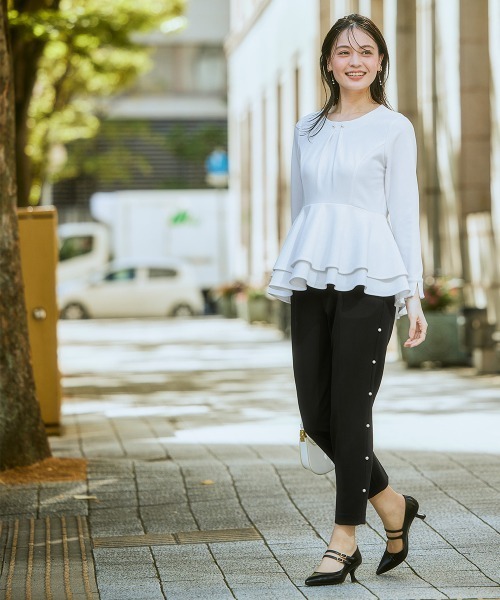 nissen（ニッセン）の「【入学式・卒業式】カットジョーゼットペプラムブラウス+パール調ボタンデザインテーパードパンツセットアップ＜大きいサイズ有＞（スーツセット・レディース・ブラック/ホワイト系その他/ネイビー・3L/LL/L/M/S）」の19枚目の写真