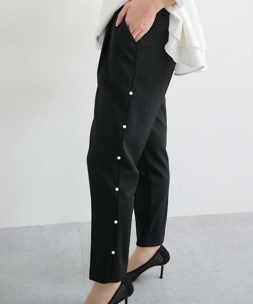 nissen（ニッセン）の「【入学式・卒業式】カットジョーゼットペプラムブラウス+パール調ボタンデザインテーパードパンツセットアップ＜大きいサイズ有＞（スーツセット・レディース・ブラック/ホワイト系その他/ネイビー・3L/LL/L/M/S）」の4枚目の写真