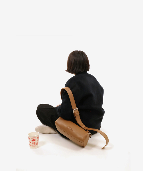 INNEQ（イネク）の「Chunky Buckle Air Bag Letter-Camel（ショルダーバッグ・レディース・その他・FREE）」の2枚目の写真