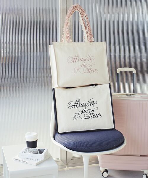 Maison de FLEUR（メゾンドフルール）の「ロゴ刺繍フリルハンドル帆布キャリーオンバッグ（トートバッグ・レディース・ピンク/ブラック・FREE）」の3枚目の写真