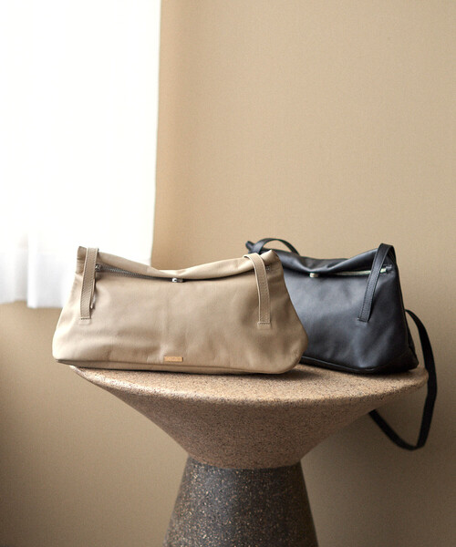 Firsthand(ファーストハンド)の「Firsthand/ファーストハンド レザーフラップ ショルダーバッグ / 牛革 / 撥水レザー(ショルダーバッグ・レディース・ベージュ/ブラック・ONE SIZE)」の1枚目の写真