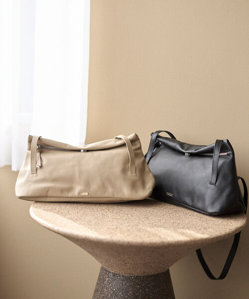 Firsthand(ファーストハンド)の「Firsthand/ファーストハンド レザーフラップ ショルダーバッグ / 牛革 / 撥水レザー(ショルダーバッグ・レディース・ベージュ/ブラック・ONE SIZE)」の4枚目の写真