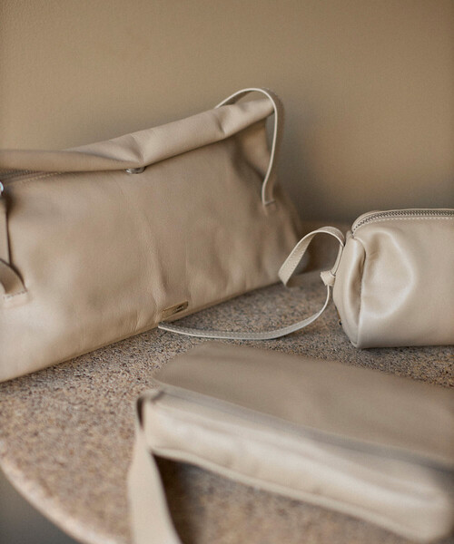 Firsthand(ファーストハンド)の「Firsthand/ファーストハンド レザーフラップ ショルダーバッグ / 牛革 / 撥水レザー(ショルダーバッグ・レディース・ベージュ/ブラック・ONE SIZE)」の11枚目の写真