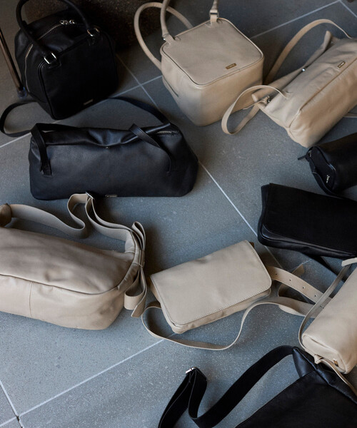 Firsthand(ファーストハンド)の「Firsthand/ファーストハンド レザーフラップ ショルダーバッグ / 牛革 / 撥水レザー(ショルダーバッグ・レディース・ベージュ/ブラック・ONE SIZE)」の12枚目の写真